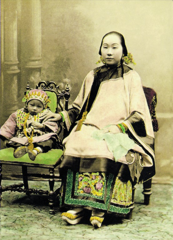 1帶孩子的少婦。1880年攝于香港。金伯宏供圖。（原載《老照片》第17輯）.jpg